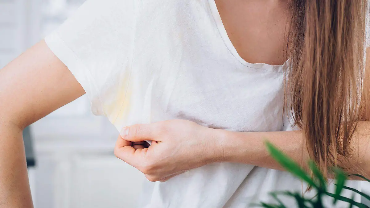 Cómo eliminar las manchas amarillas en las axilas de la ropa blanca